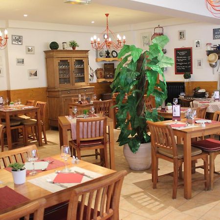 Hotel-Restaurant Les Colonnades Saint-Fulgent Esterno foto