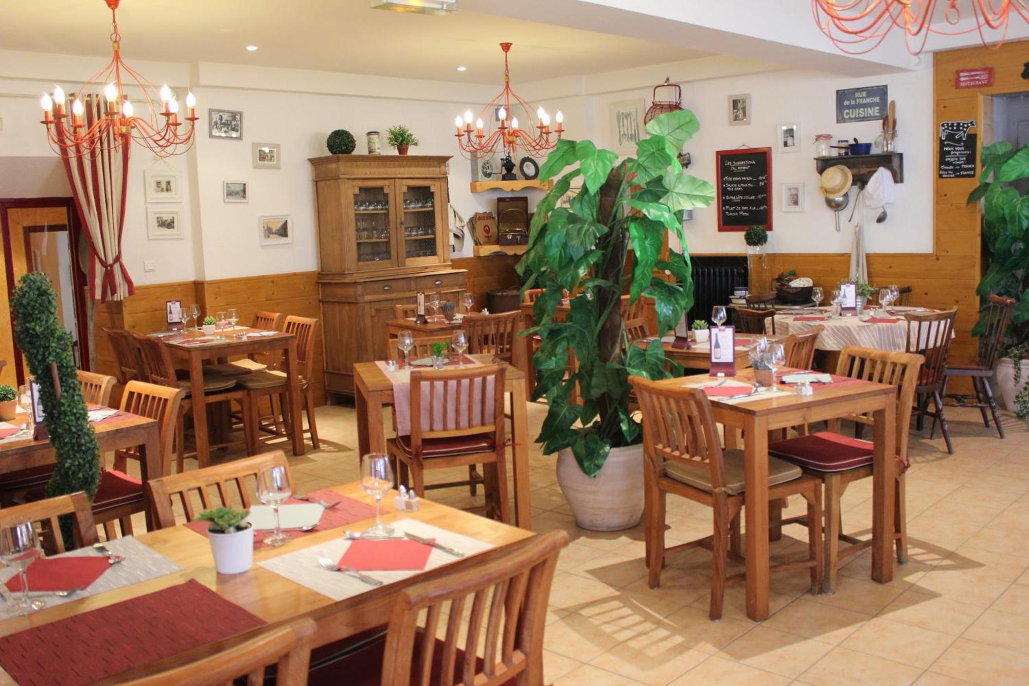 Hotel-Restaurant Les Colonnades Saint-Fulgent Esterno foto