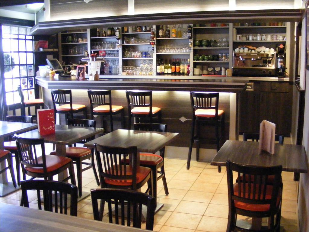 Hotel-Restaurant Les Colonnades Saint-Fulgent Esterno foto